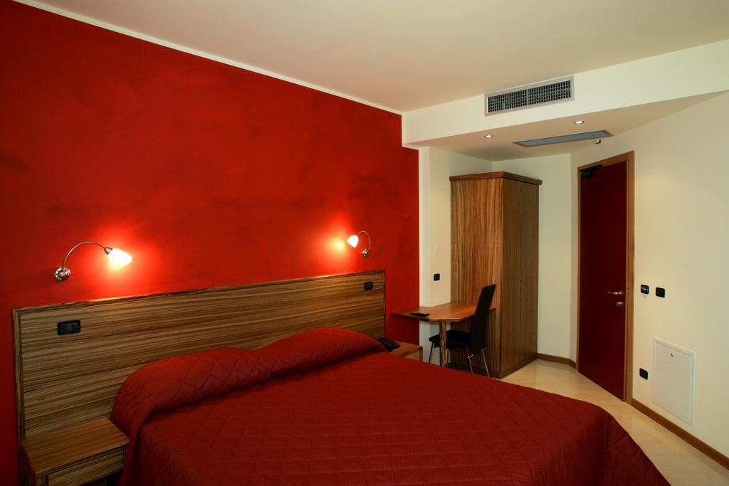Hotel 5 Vie Almenno San Salvatore Rum bild